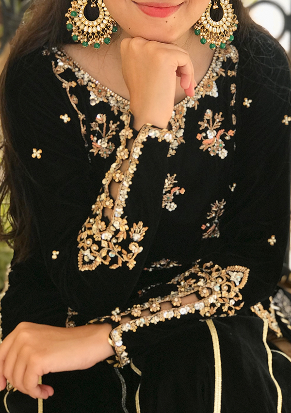 Selena-with-Dupatta-Image-Five