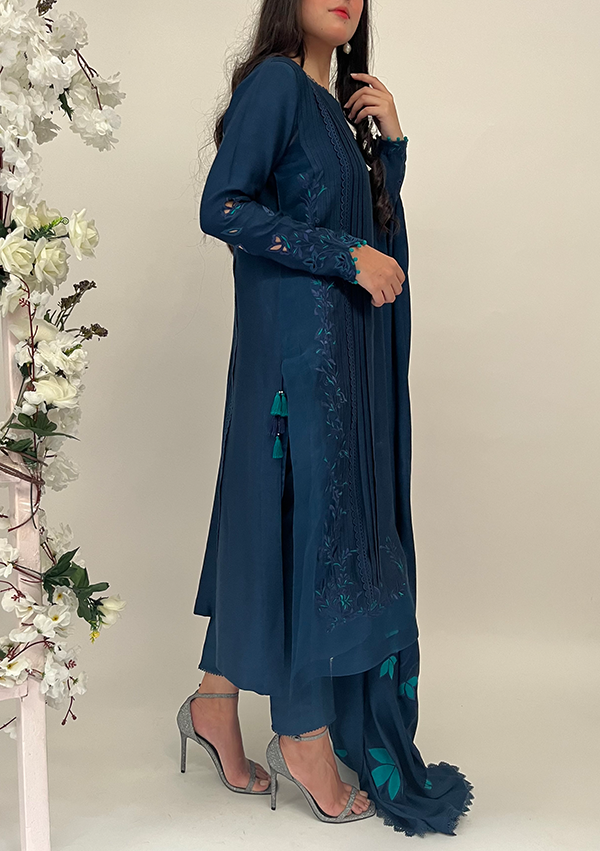 Izla-With-Pants-And-Dupatta-Image-Four