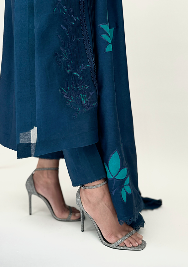 Izla-With-Pants-And-Dupatta-Image-Two