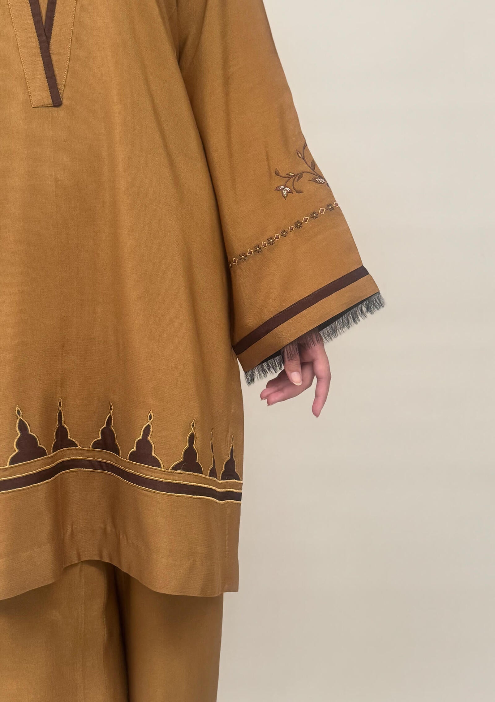 Fyra-With-Izaar-Image_Two